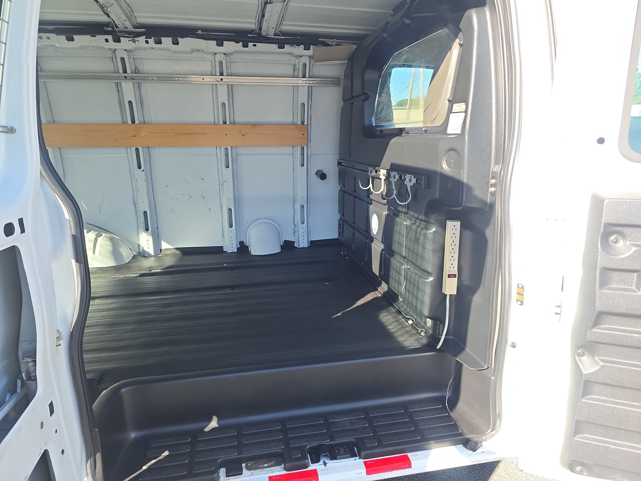 Used 2018 Chevrolet Express 2500 w/ Driver Convenience Package RWD image 16