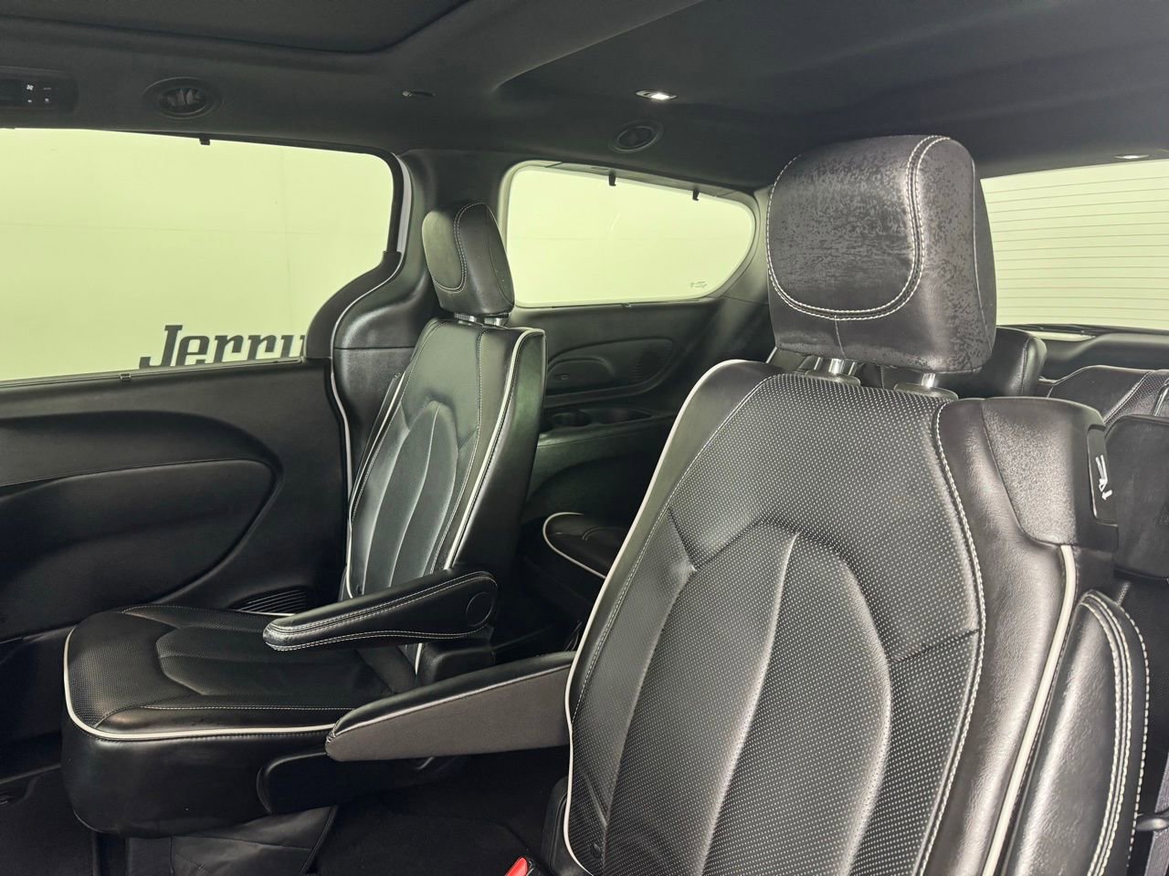 Used 2025 Chrysler Pacifica Limited FWD image 39