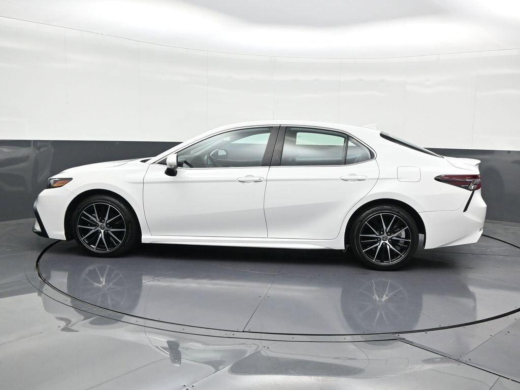 Used 2024 Toyota Camry SE image 2