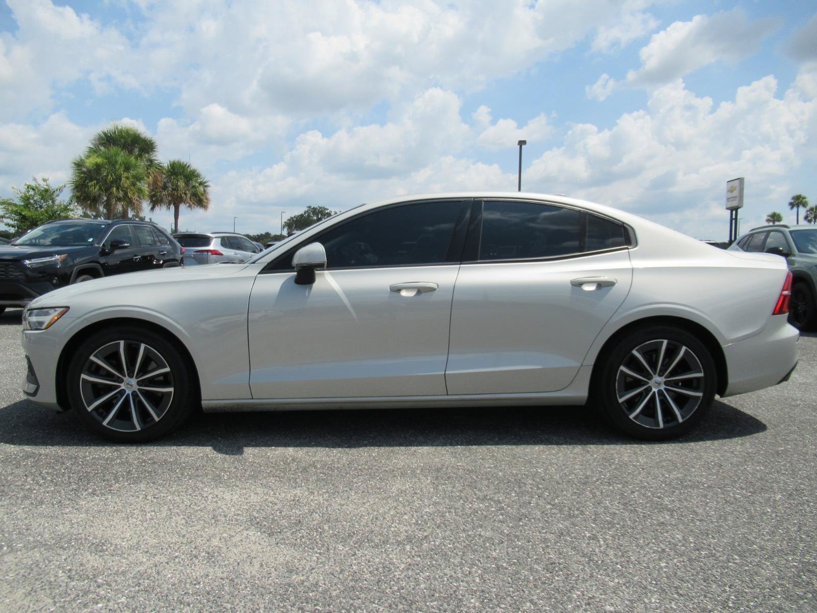 Used 2021 Volvo S60 T5 Momentum FWD image 4