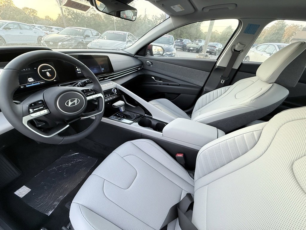 New 2025 Hyundai Elantra Limited image 8