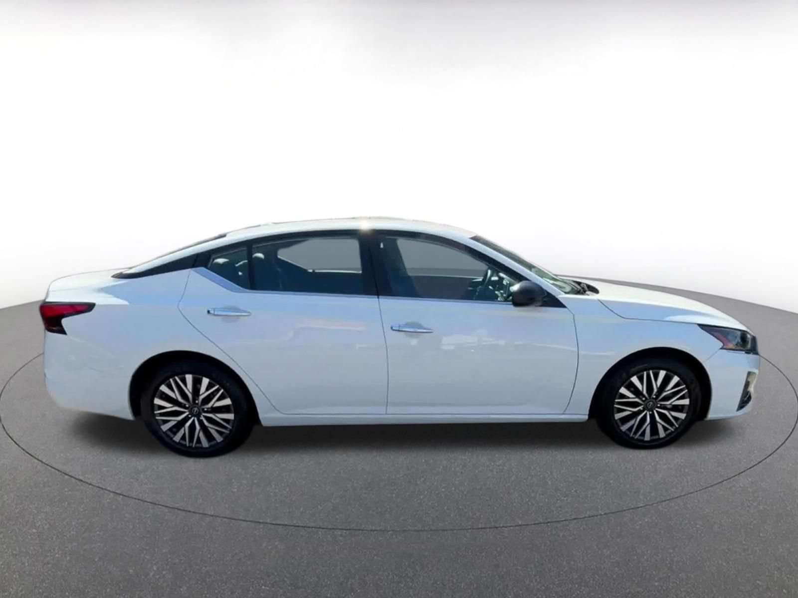 Used 2025 Nissan Altima 2.5 SV FWD image 15
