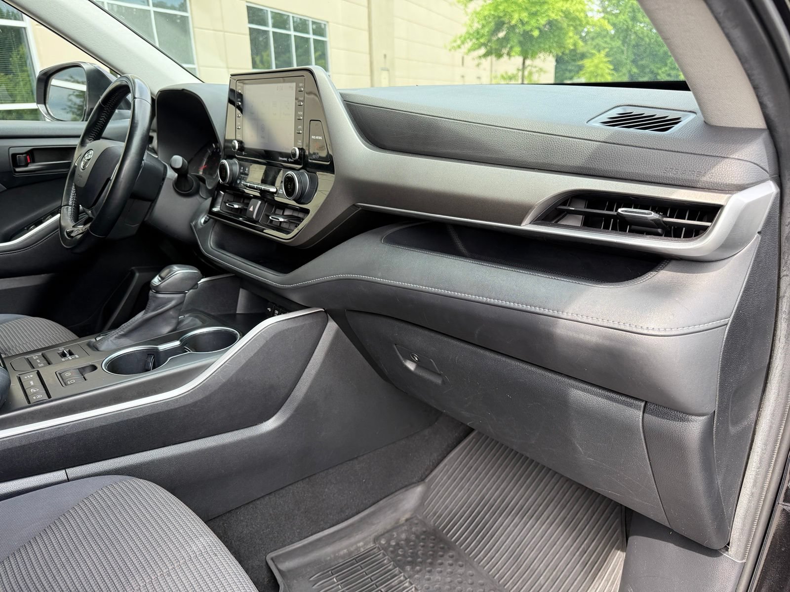 Used 2020 Toyota Highlander LE AWD/4WD image 24