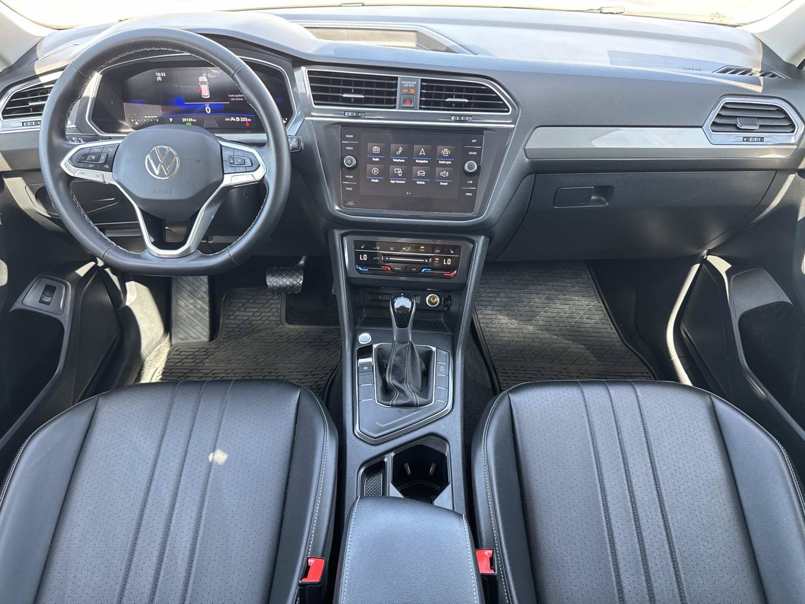 Certified 2024 Volkswagen Tiguan SE FWD image 9