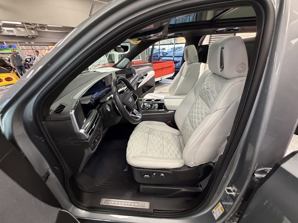Used 2025 Cadillac Escalade ESV V image 68