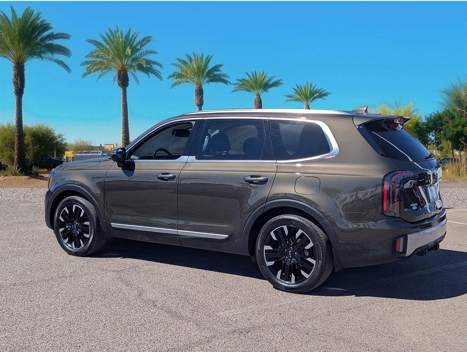 Used 2024 Kia Telluride SX w/ Towing Package image 3