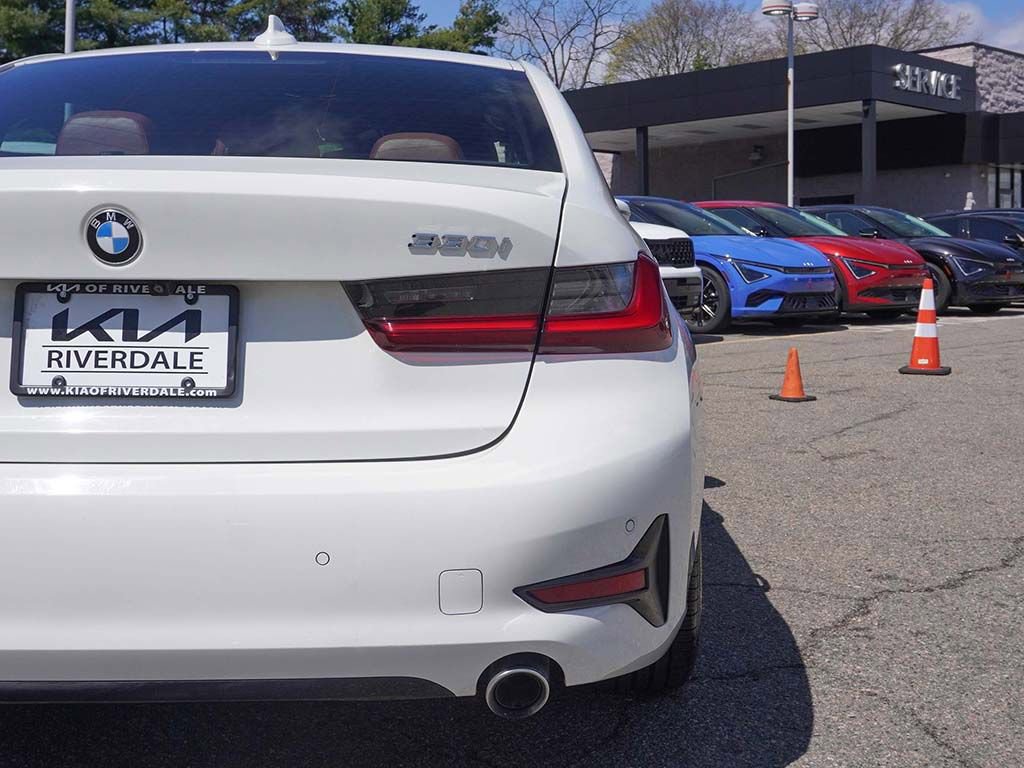 Used 2022 BMW 330i xDrive Sedan w/ Premium Package 2 image 17