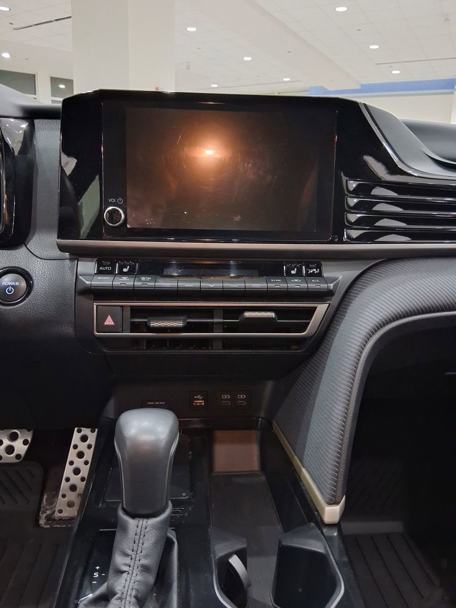 Used 2025 Toyota Camry SE w/ Convenience Package image 10