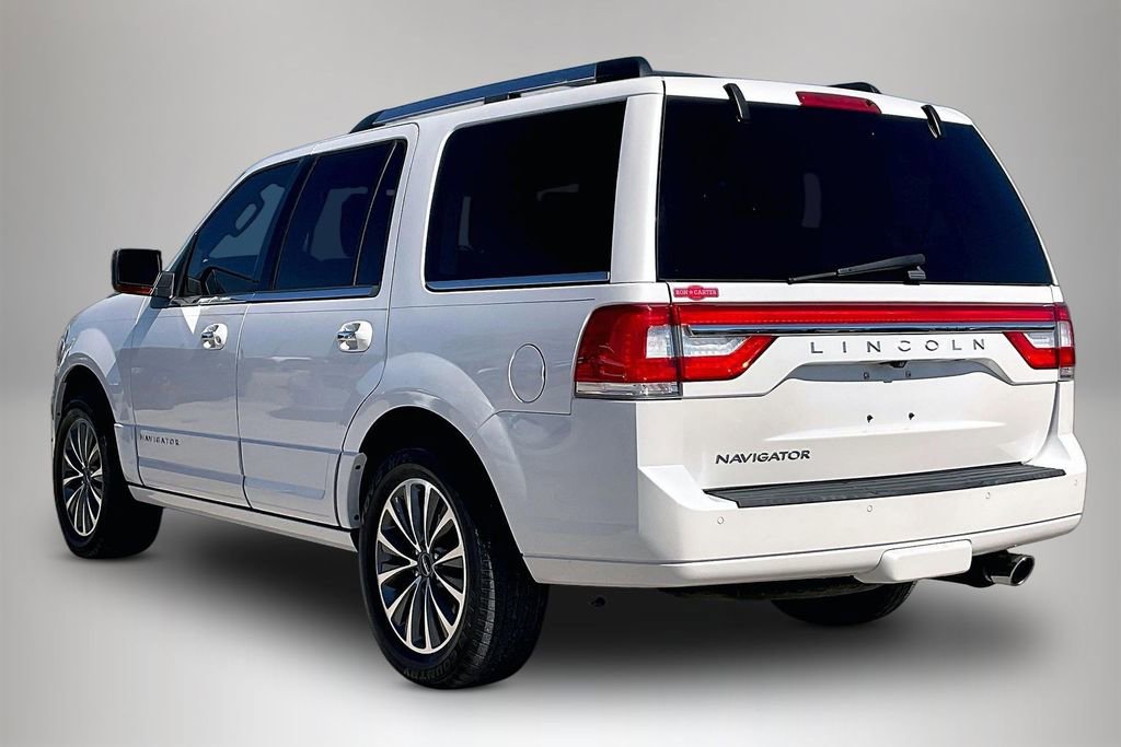 Used 2017 Lincoln Navigator Select image 4