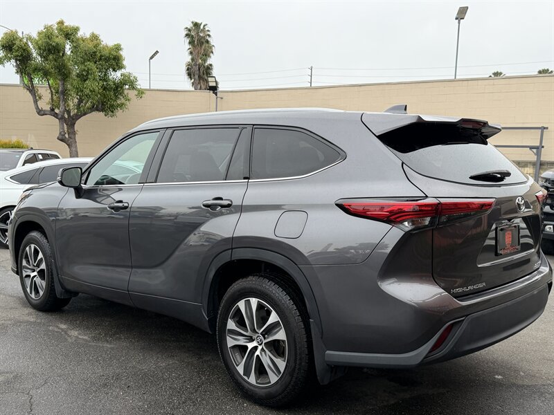 Used 2022 Toyota Highlander XLE AWD/4WD image 17