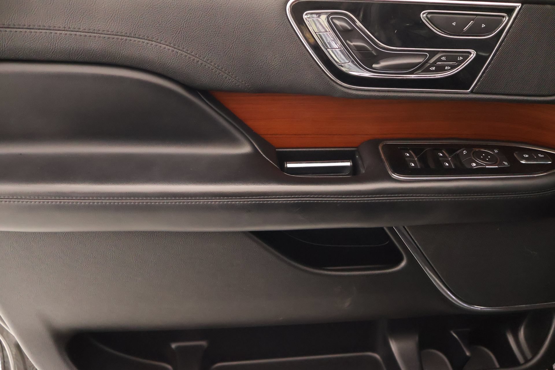 Used 2020 Lincoln Navigator Reserve AWD/4WD image 18