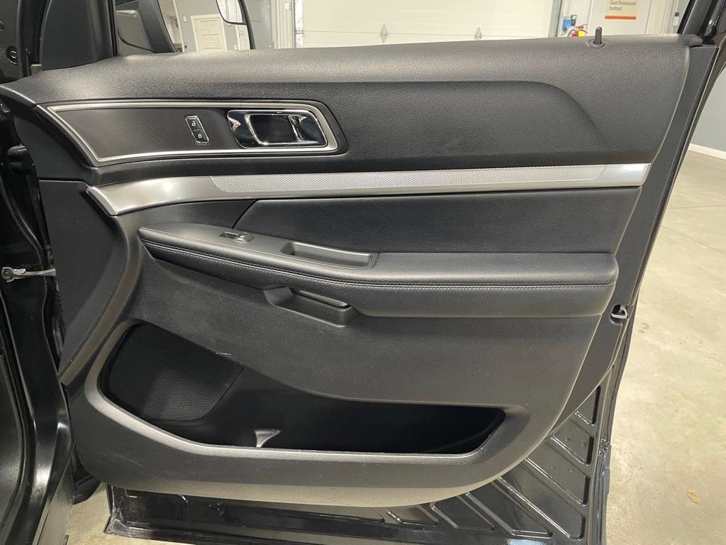 Used 2017 Ford Explorer XLT w/ Equipment Group 202A image 30
