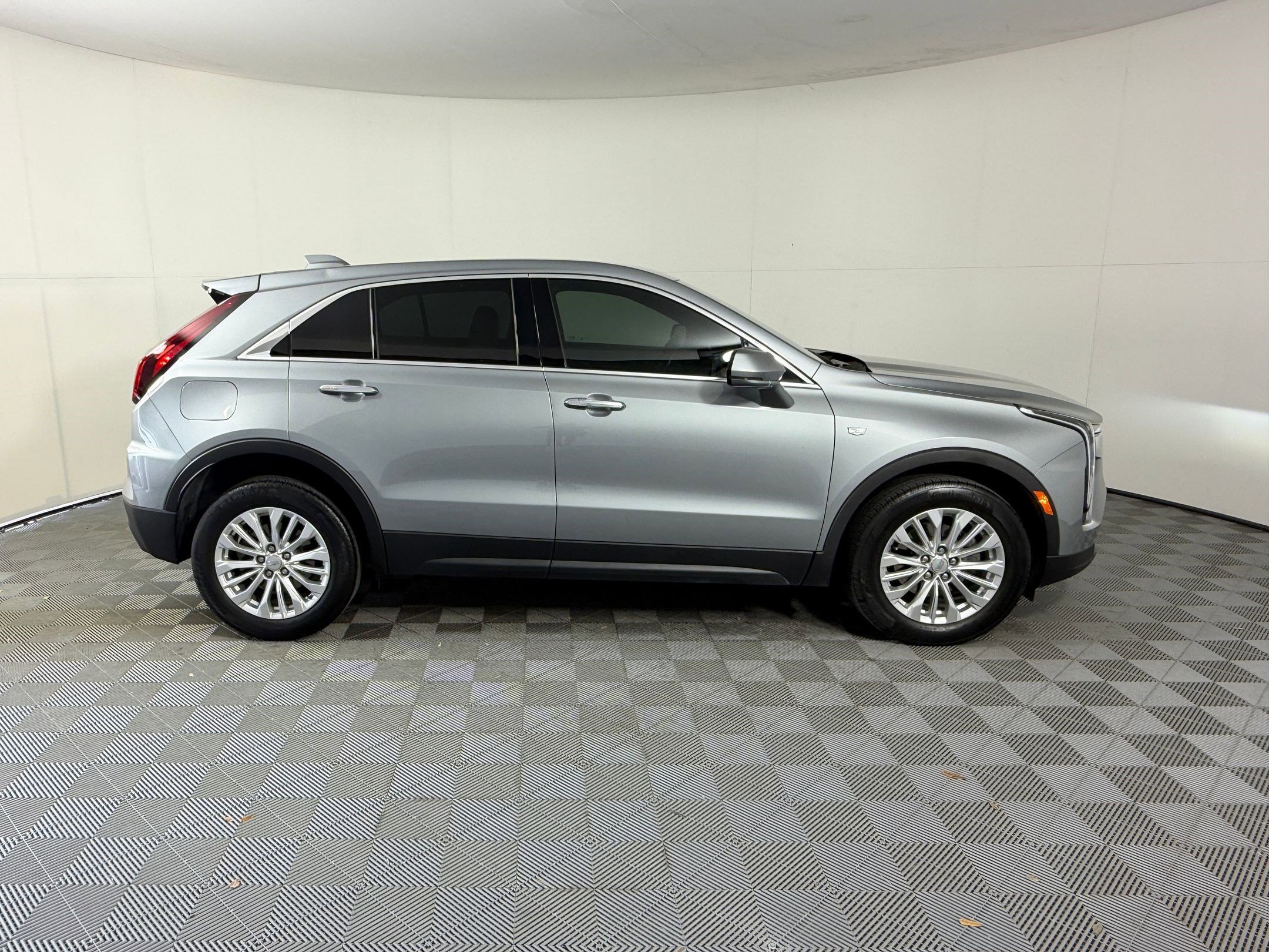Used 2024 Cadillac XT4 Luxury w/ Cold Weather Package image 8