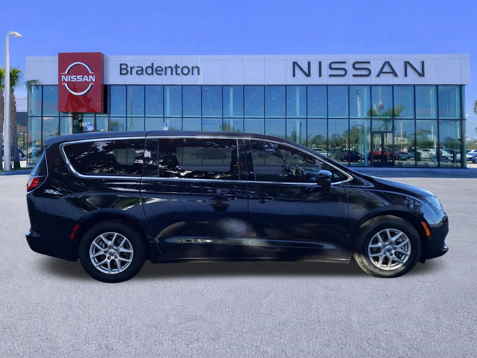 Used 2024 Chrysler Voyager LX image 4