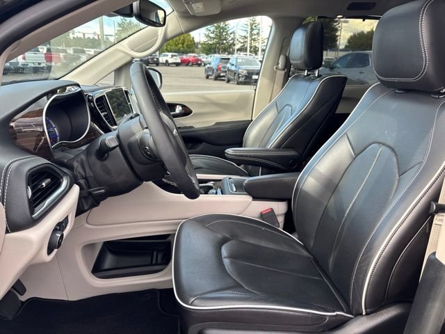 Used 2023 Chrysler Pacifica Limited w/ Uconnect Theater Family Group FWD image 7