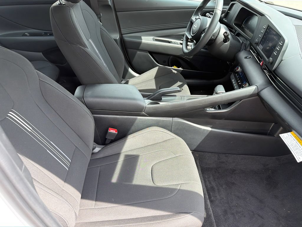 Certified 2025 Hyundai Elantra Sport FWD image 13