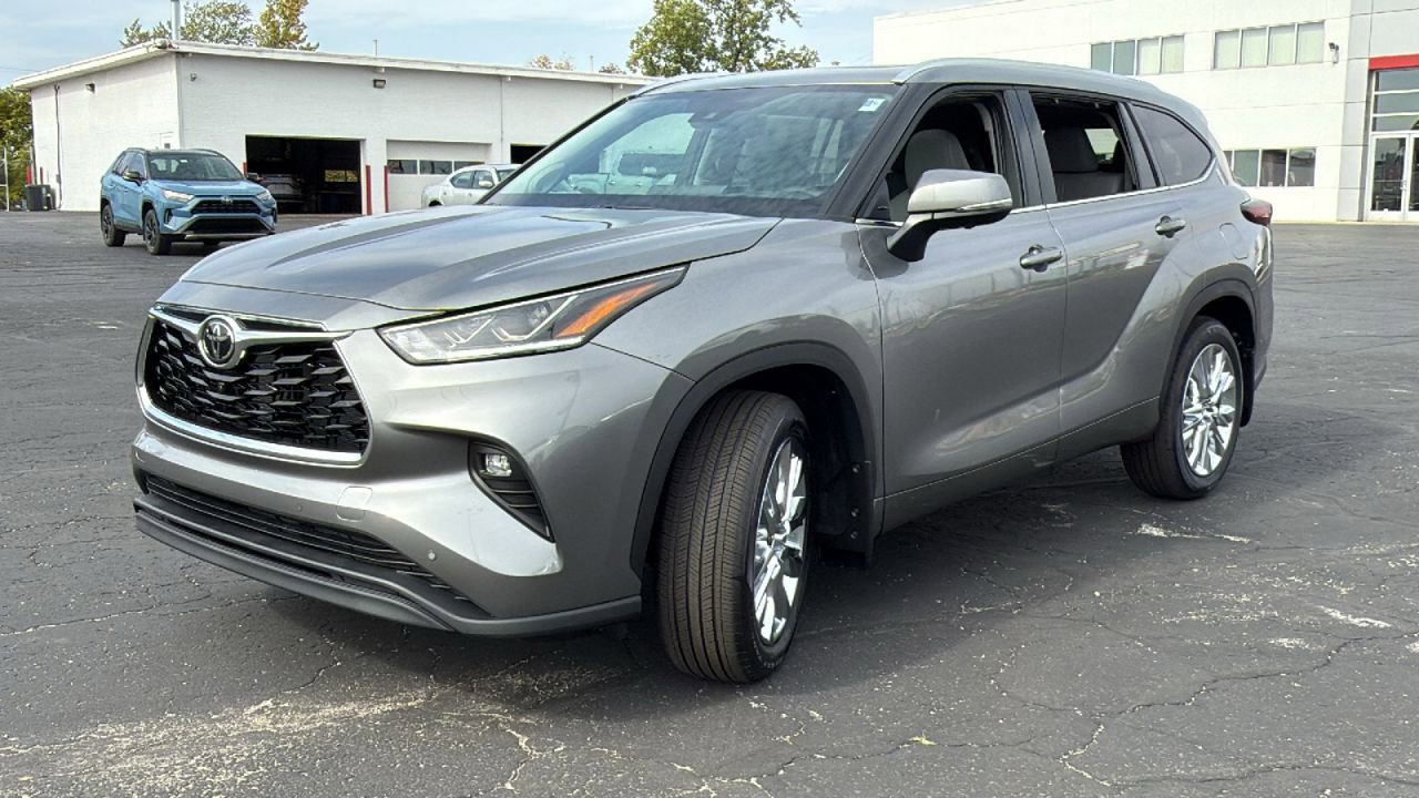New 2026 Toyota Highlander Limited image 3
