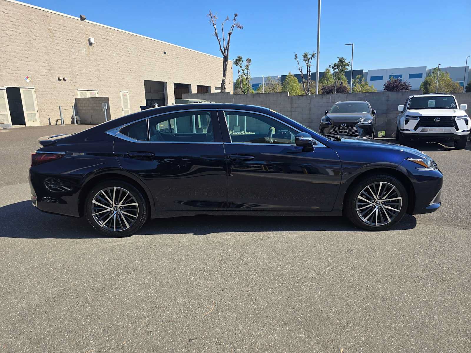 Used 2024 Lexus ES 300h w/ Premium Package FWD image 2