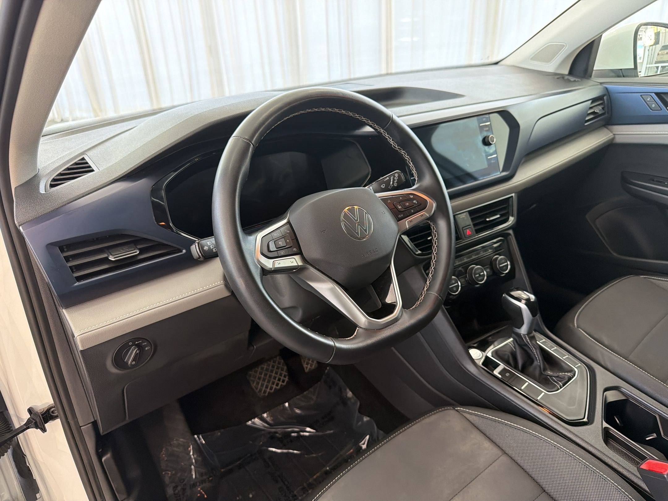 Used 2024 Volkswagen Taos SE FWD image 4