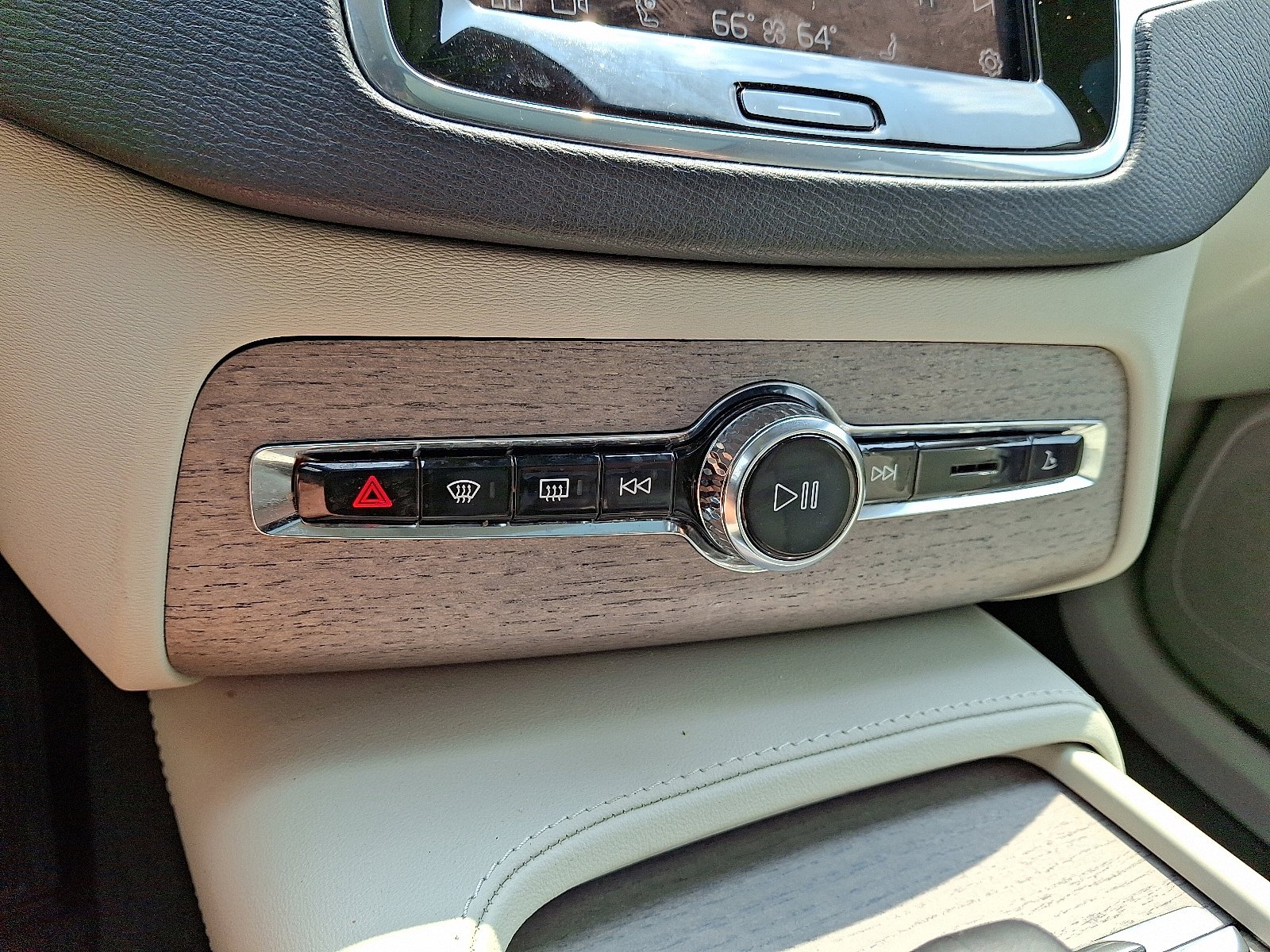 Used 2023 Volvo XC90 B6 Plus w/ Protection Package AWD/4WD image 16