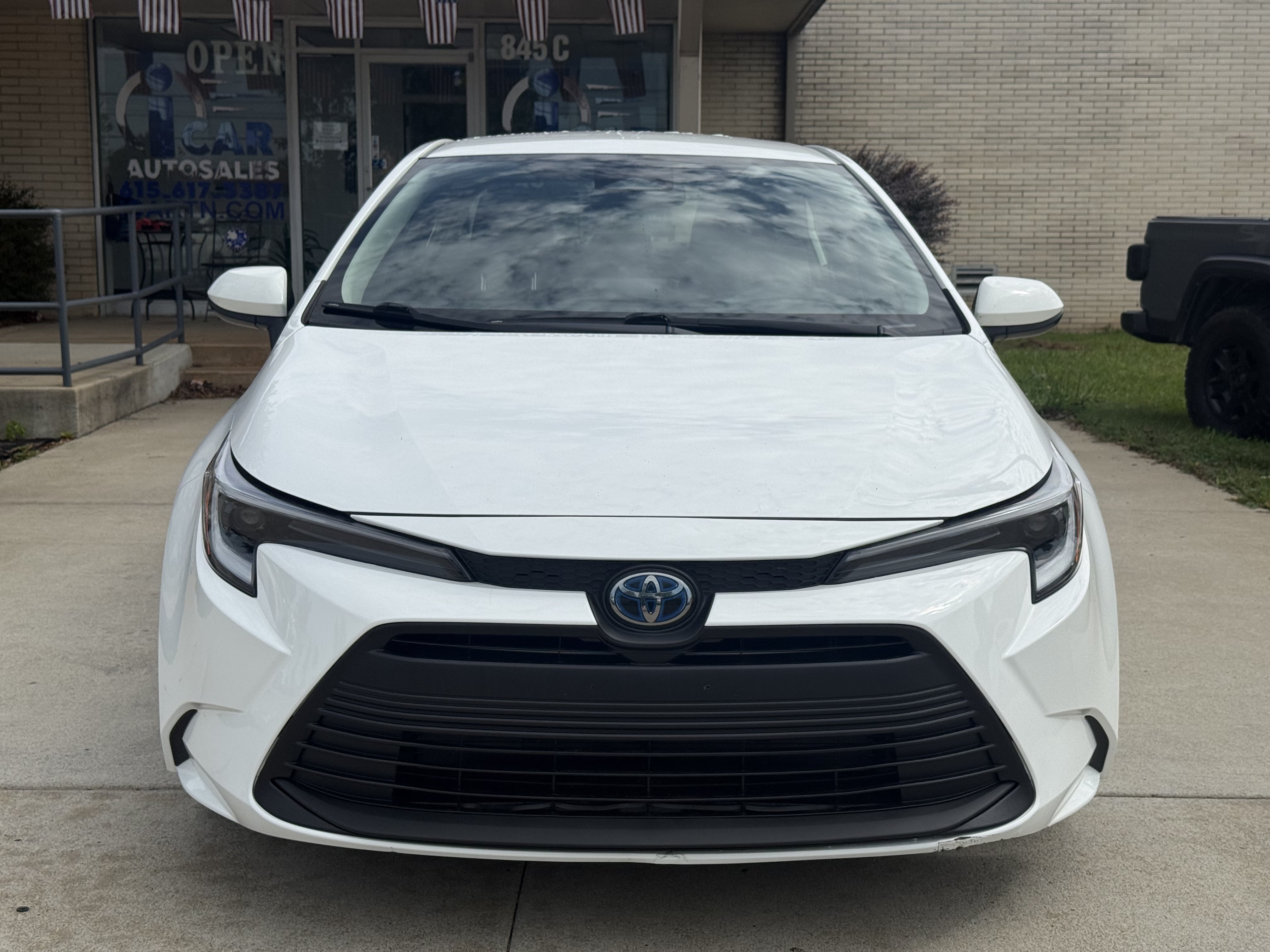 Used 2024 Toyota Corolla LE FWD image 2