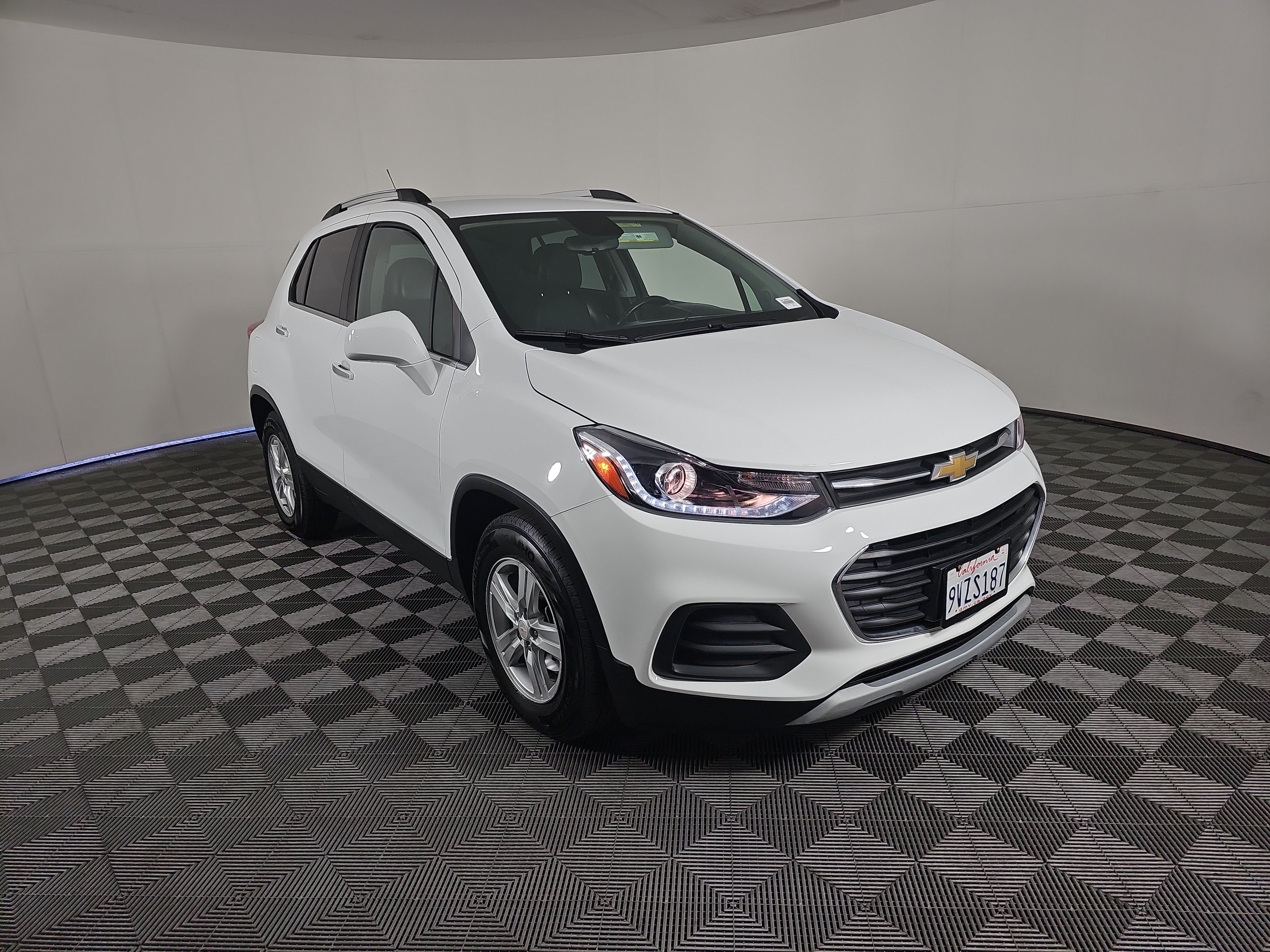 Used 2020 Chevrolet Trax LT w/ LT Convenience Package FWD image 2
