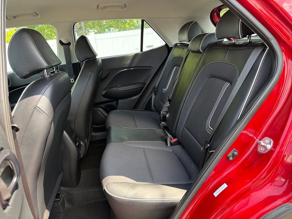 Used 2025 Hyundai Venue Limited FWD image 30