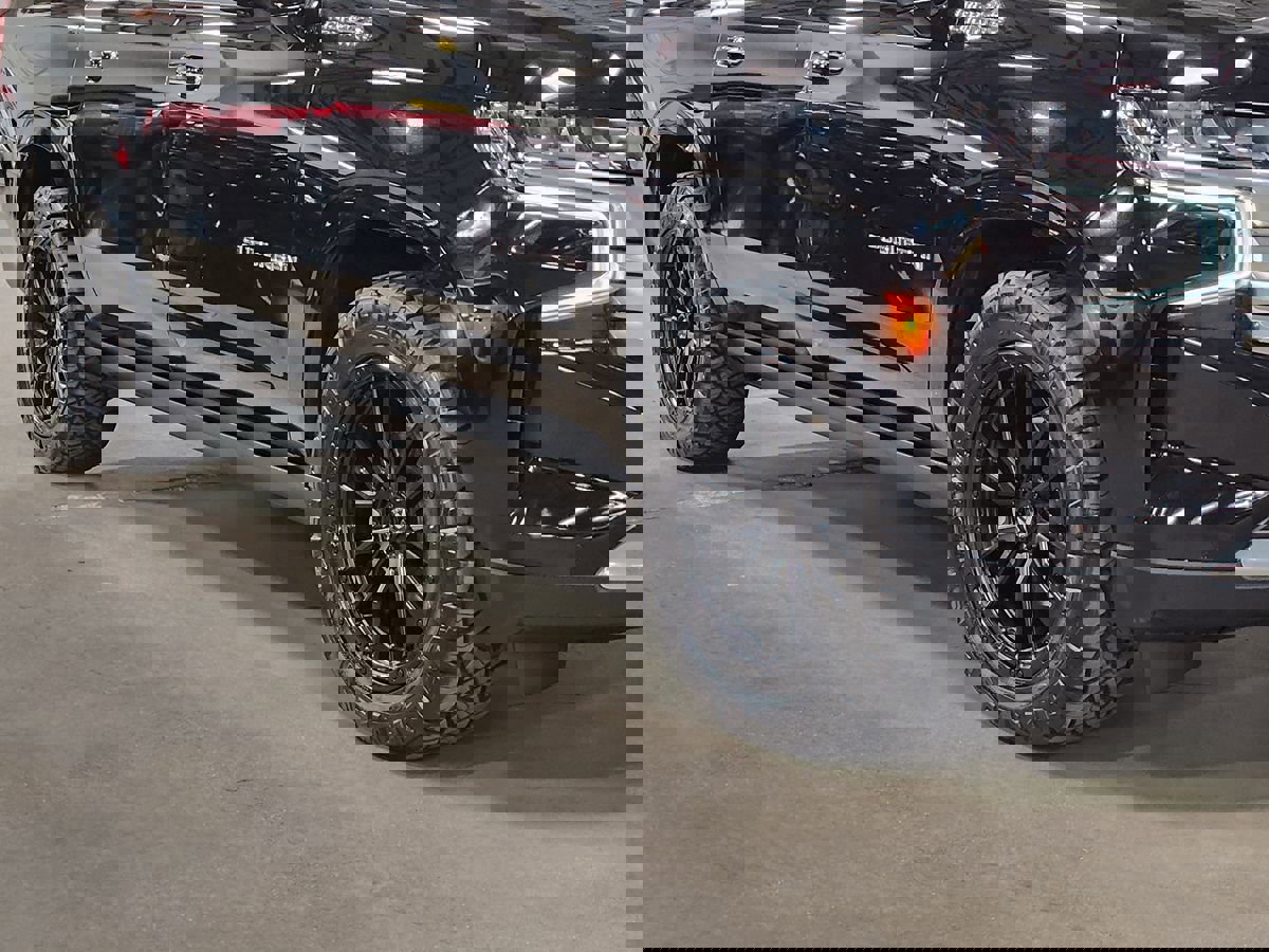 Used 2023 Chevrolet Suburban High Country image 16