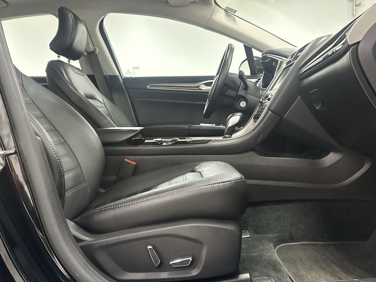 Used 2016 Ford Fusion SE w/ Equipment Group 202A FWD image 19