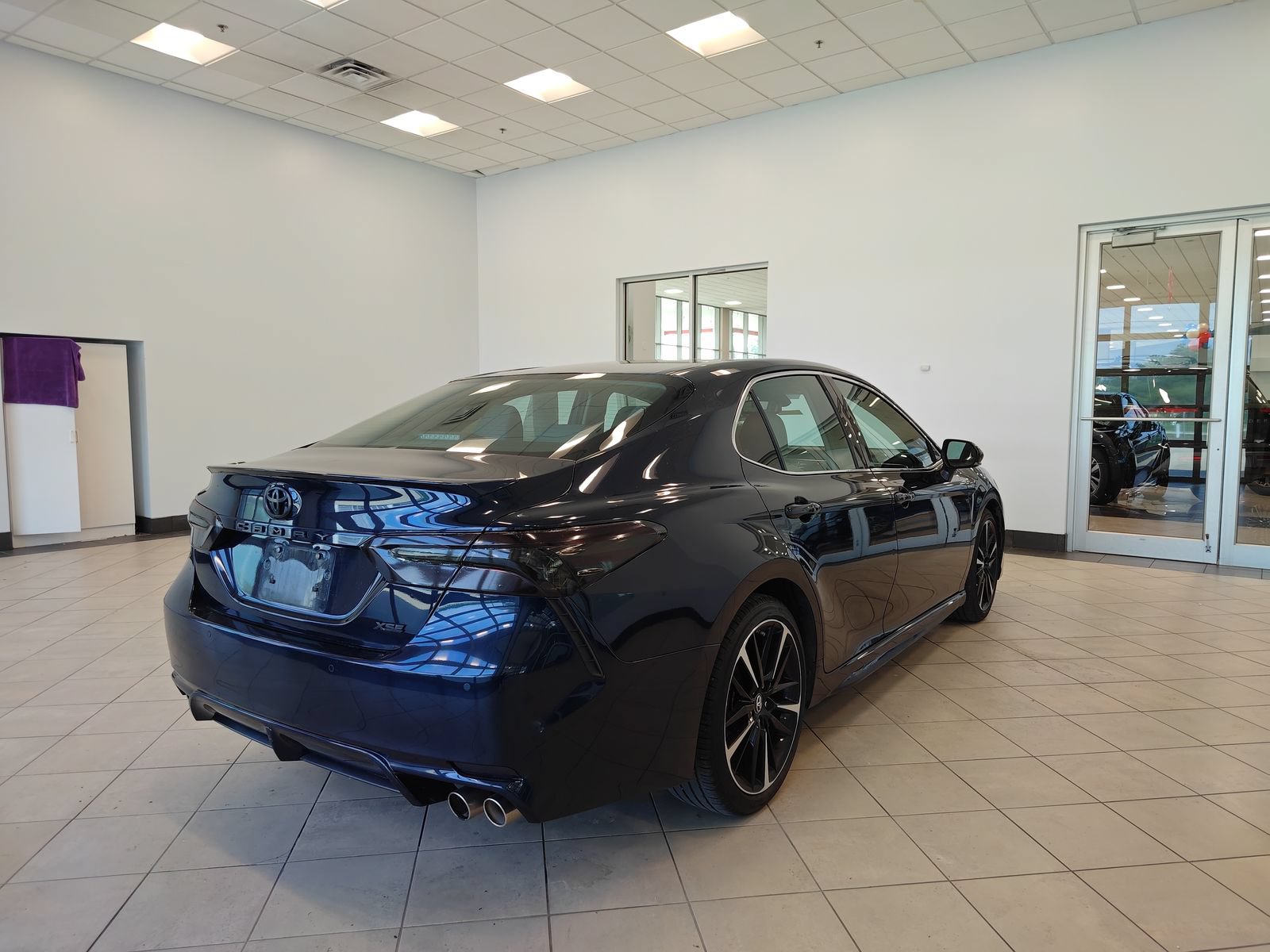 Used 2018 Toyota Camry XSE FWD image 3