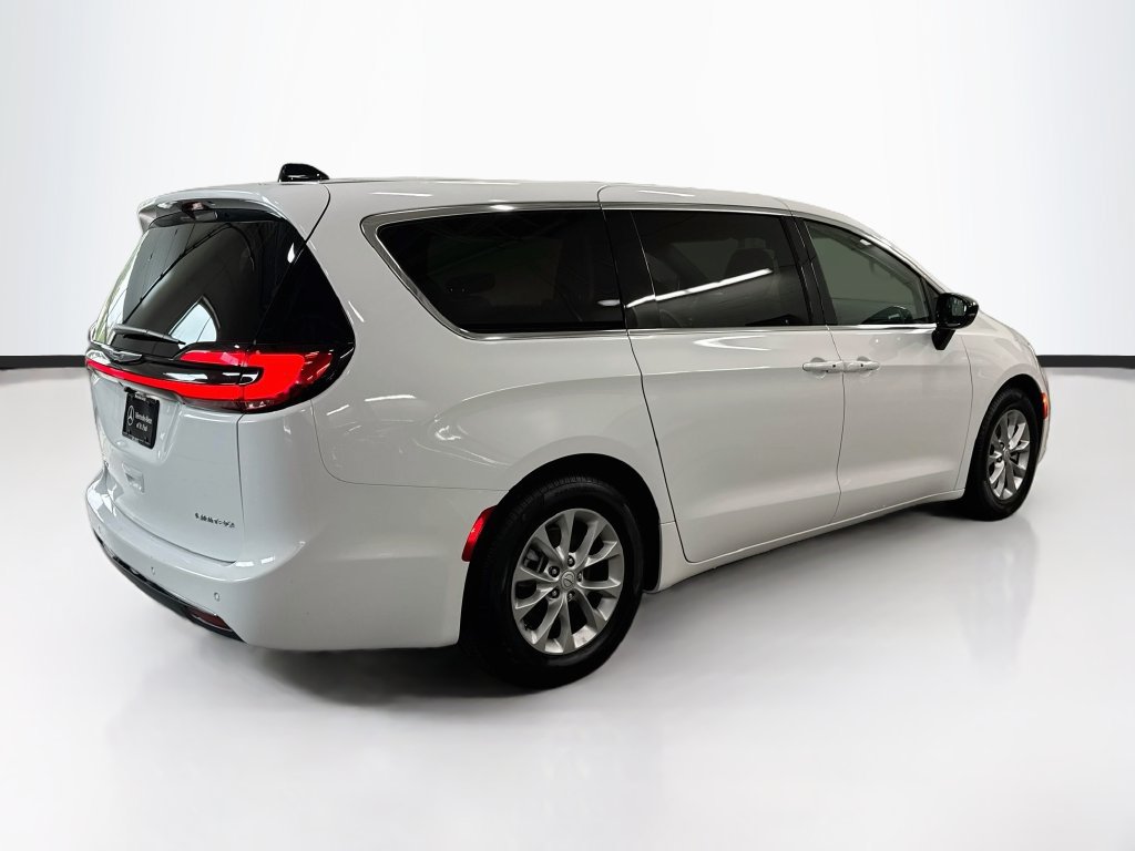 Used 2026 Chrysler Pacifica Limited FWD image 5