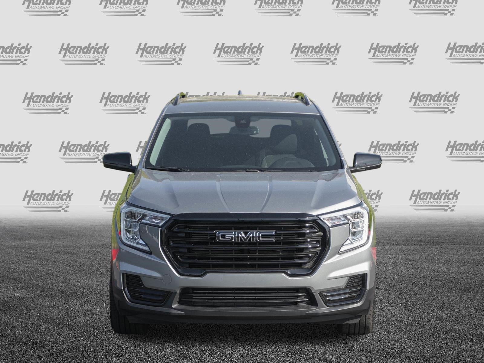Used 2024 GMC Terrain SLE w/ Driver Convenience Package FWD image 3