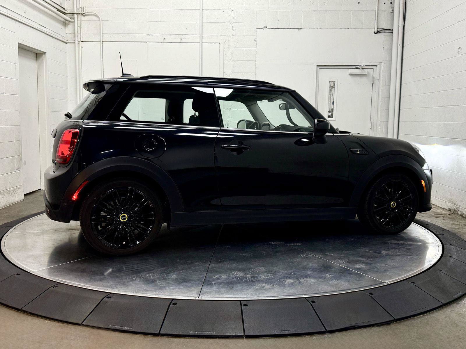 Used 2024 MINI Cooper SE FWD image 9