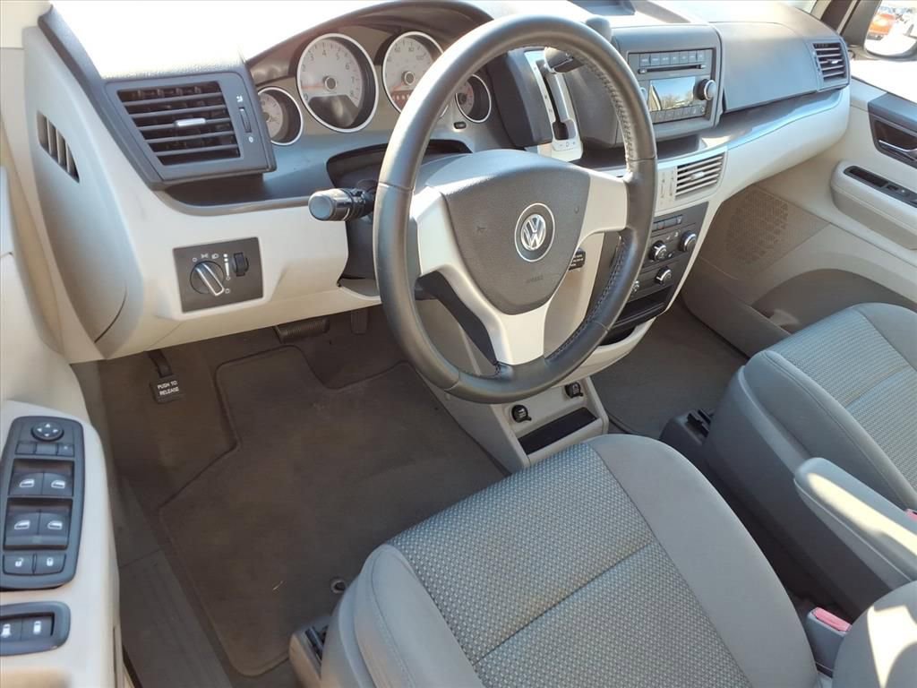 Used 2010 Volkswagen Routan S image 16
