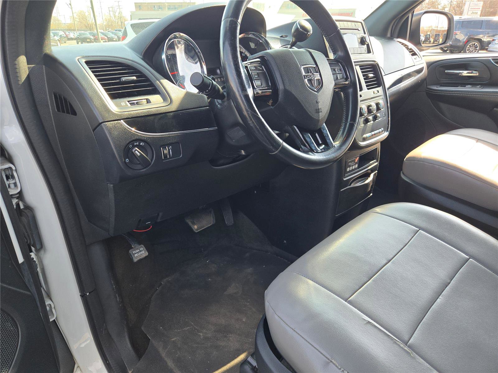 Used 2016 Dodge Grand Caravan SE image 18