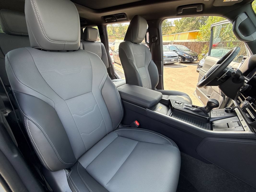 Used 2026 Lexus GX 550 w/ Accessory Package (2T) AWD/4WD image 16