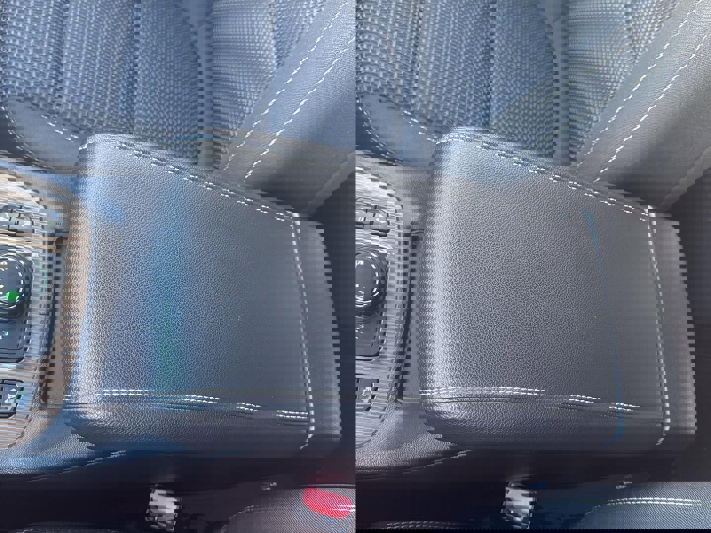 Used 2023 GMC Acadia SLE w/ Driver Convenience Package image 24