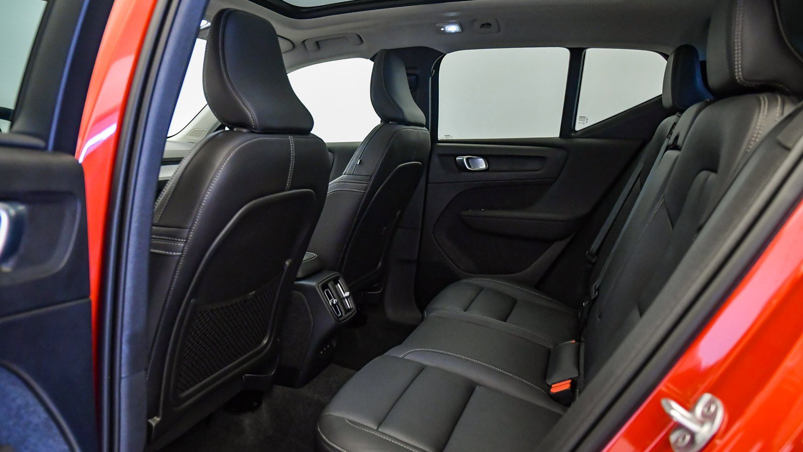 Certified 2025 Volvo XC40 B5 Ultra w/ Climate Package image 21