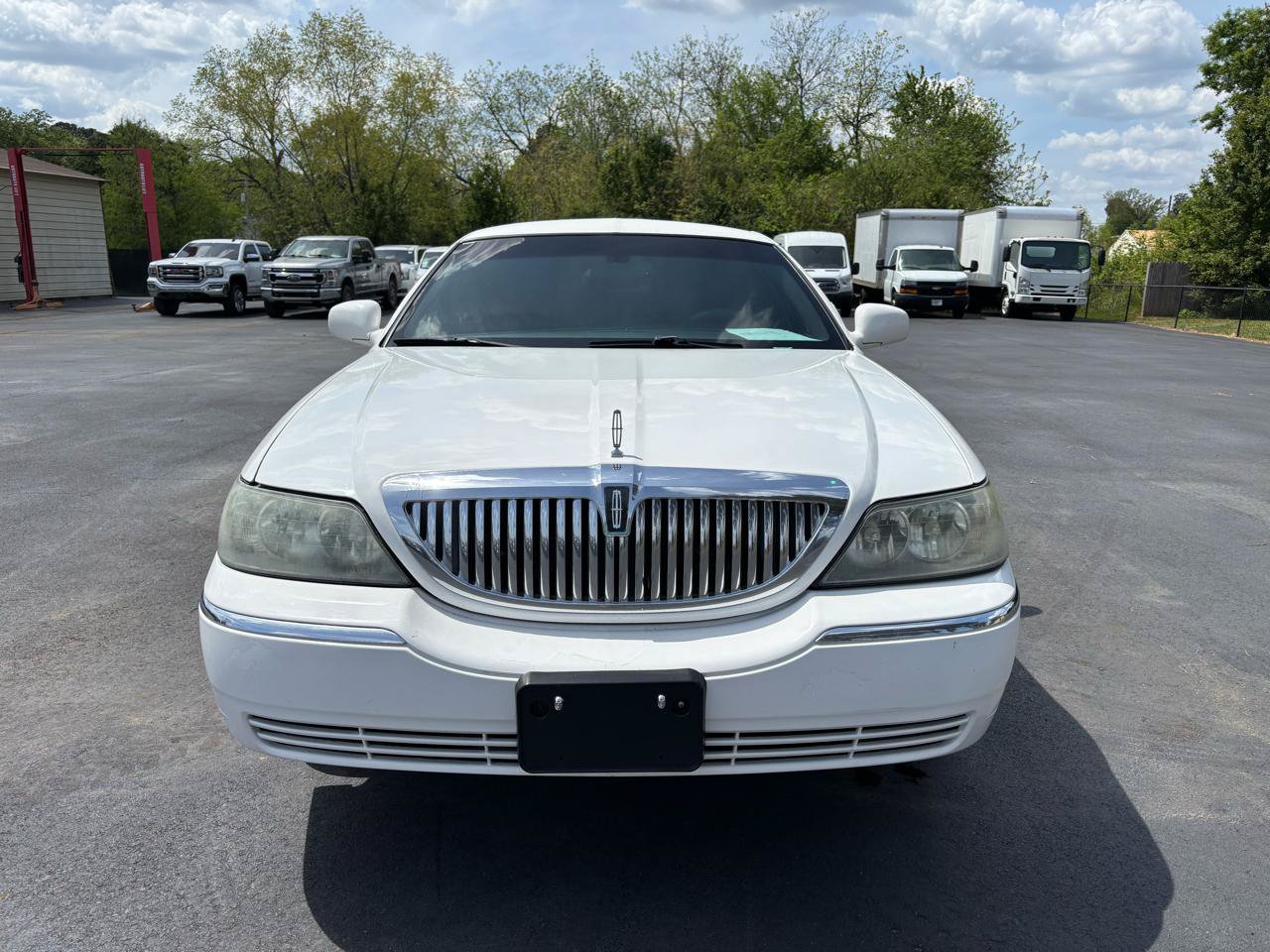 Used 2004 Lincoln Town Car Executive RWD image 3