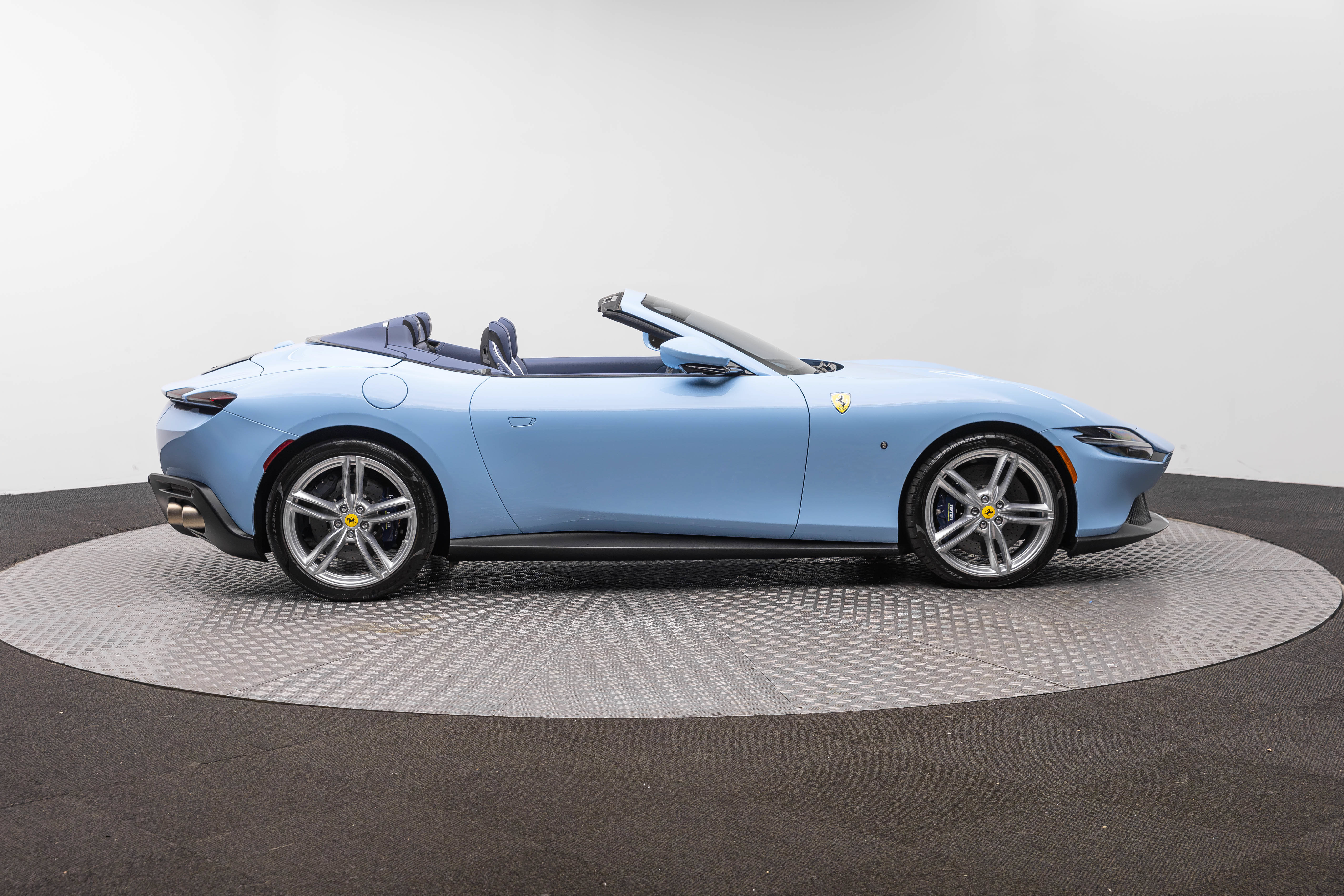 Certified 2025 Ferrari Roma Spider RWD image 9