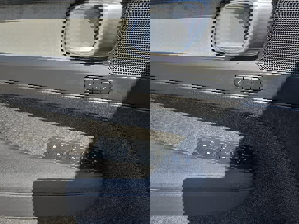 Used 2025 Volvo XC40 B5 Core image 21