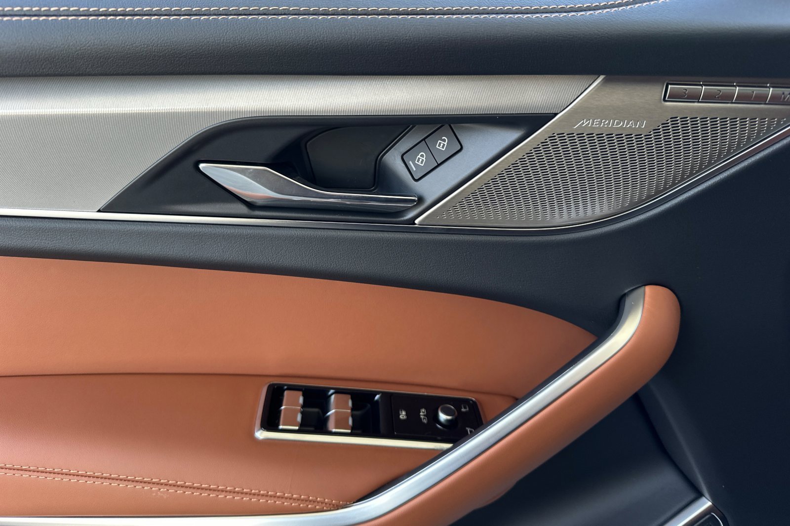 New 2026 Jaguar F-PACE R-Dynamic S image 10