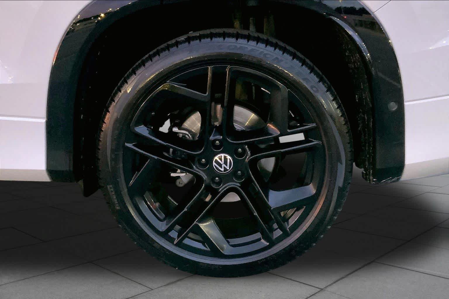Used 2026 Volkswagen Tiguan SE R-Line FWD image 10