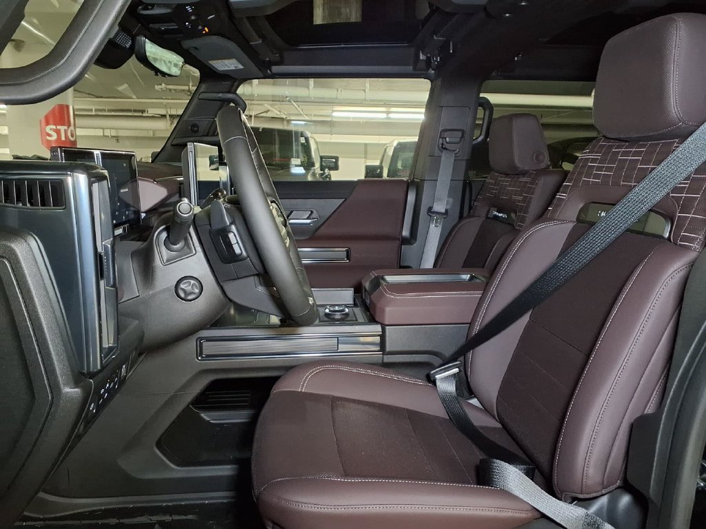 New 2026 GMC Hummer EV 4x4 Crew Cab w/ LPO, Storage Package image 14