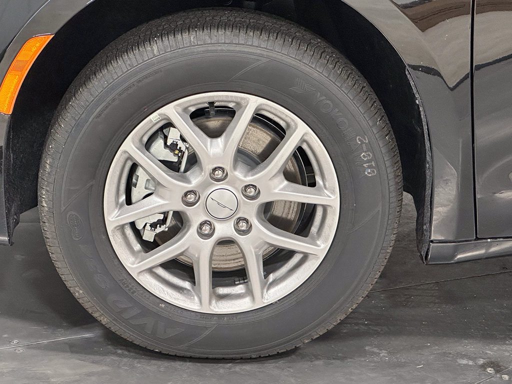 Used 2027 Chrysler Pacifica LX FWD image 15