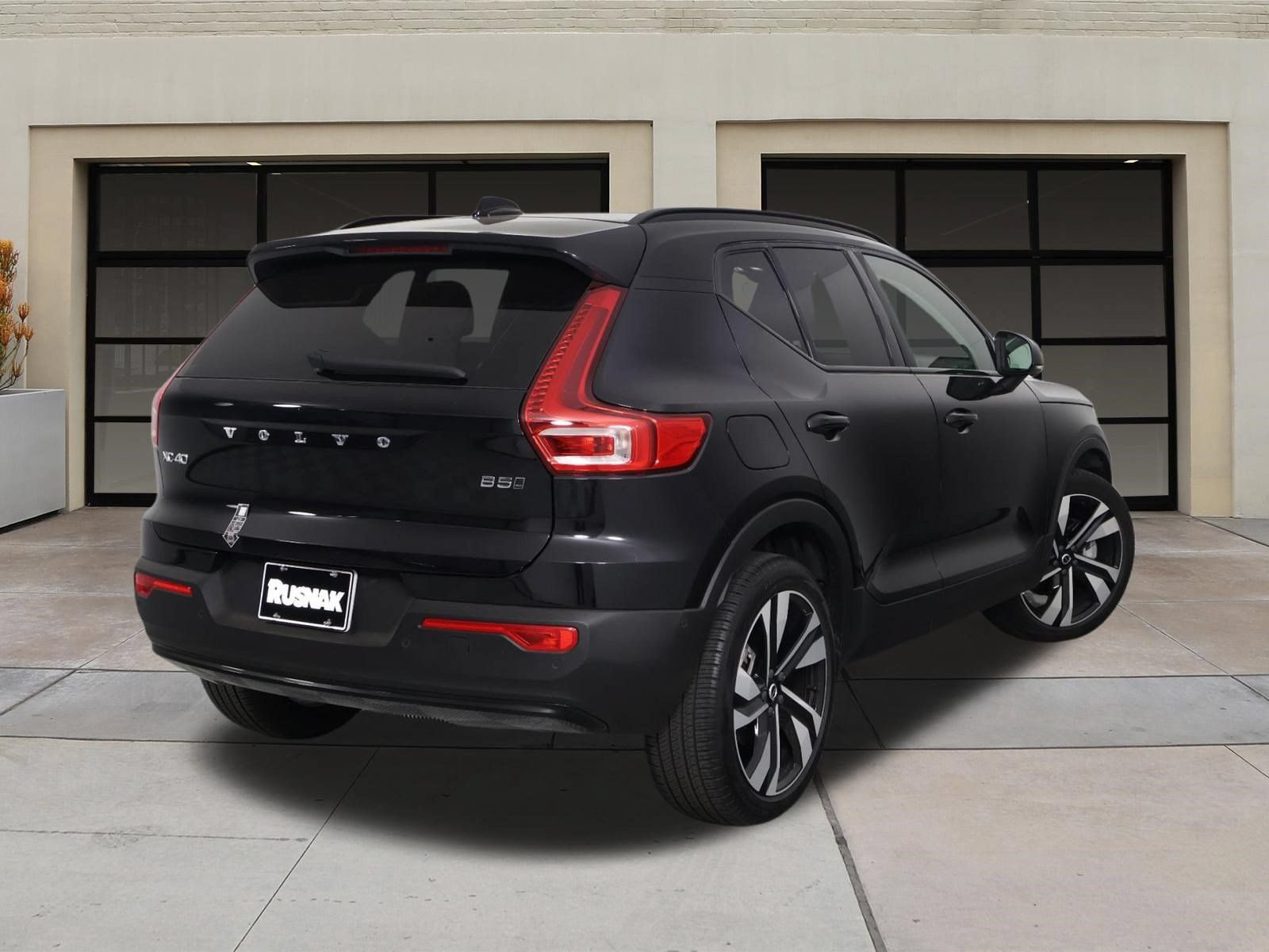 Certified 2025 Volvo XC40 B5 Plus AWD/4WD image 4