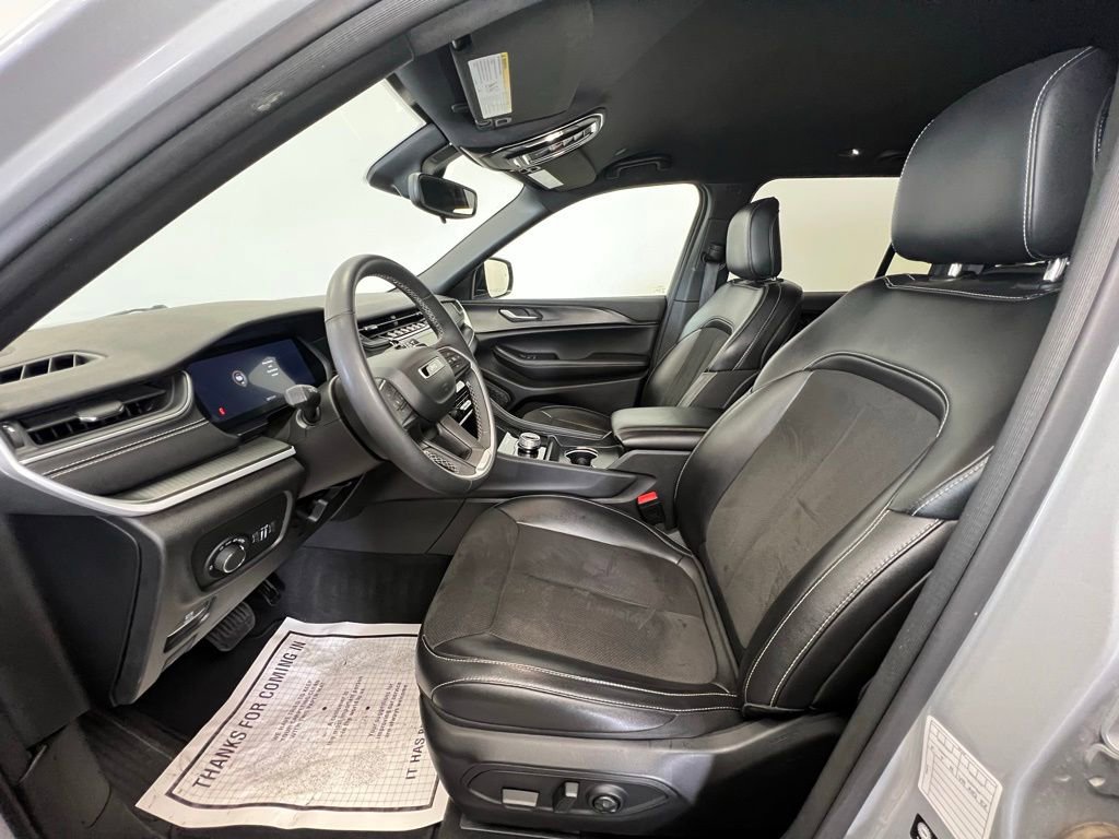 Used 2024 Jeep Grand Cherokee Altitude image 4