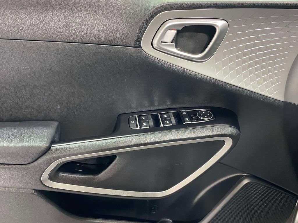 Used 2025 Kia Soul LX w/ LX Technology Package FWD image 17