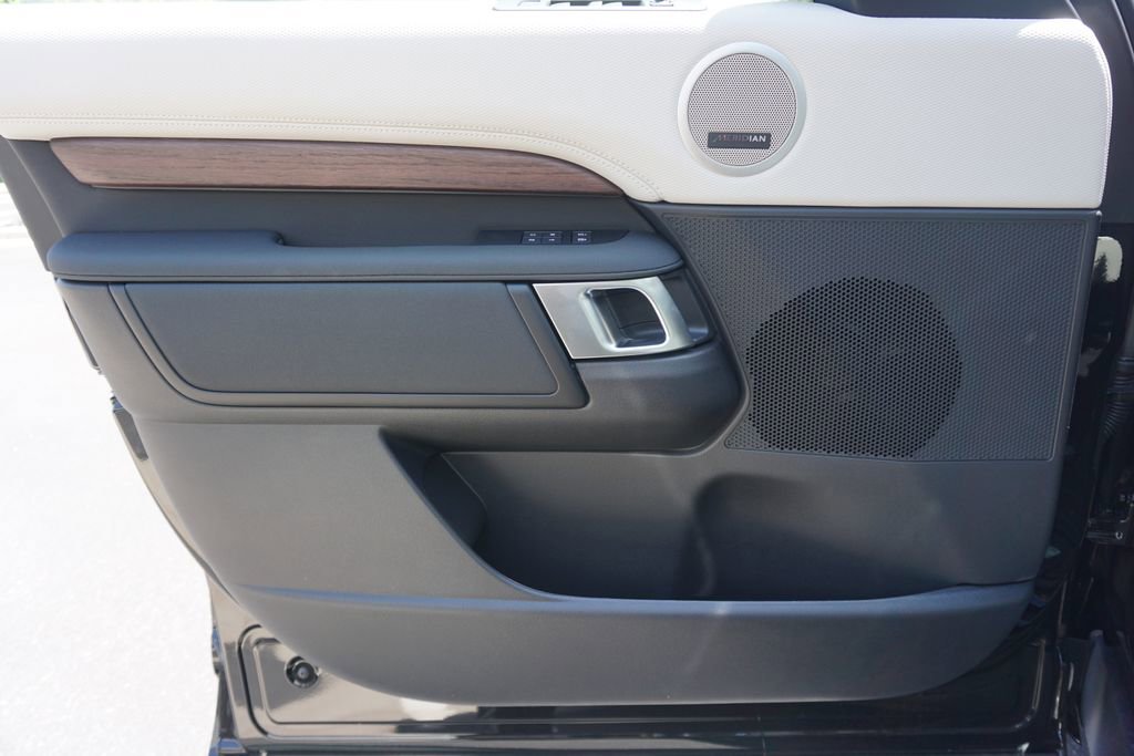 New 2025 Land Rover Discovery Dynamic SE image 17