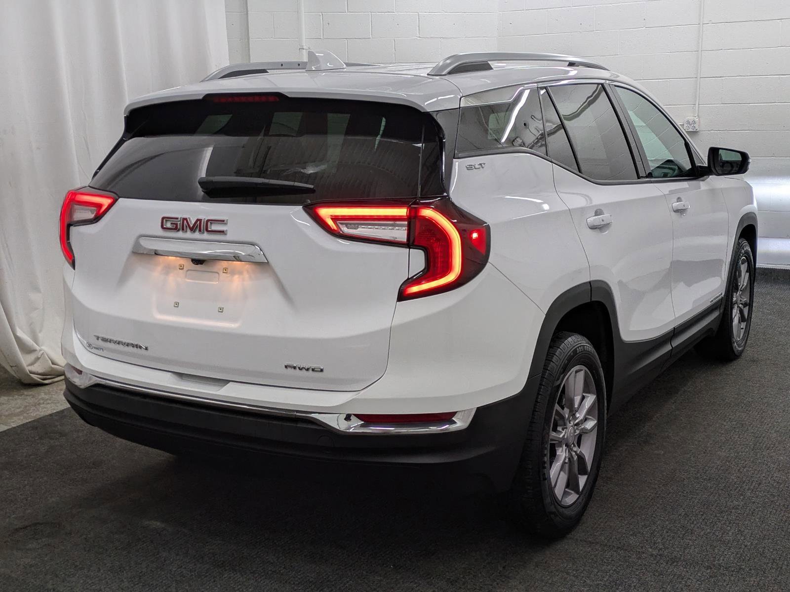 Used 2024 GMC Terrain SLT image 2